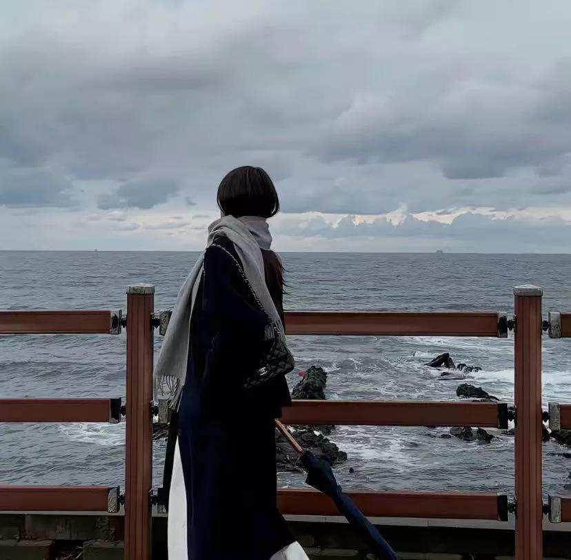 我正在洗澡，突然大姨妈来了，找遍浴室一片卫生巾都没有，我冲卧室的男朋友大喊:你帮