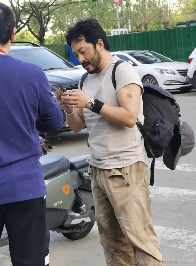 据说他是曾黎历任男友中质量最高的一位，如今在网络里，他几乎绝迹！这一身打扮乍看上