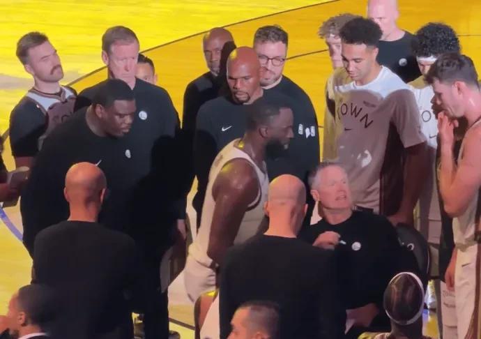 别再说德雷蒙德·格林不想防守了。
他是拒绝用错误的方式，把自己消耗殆尽。
他今晚