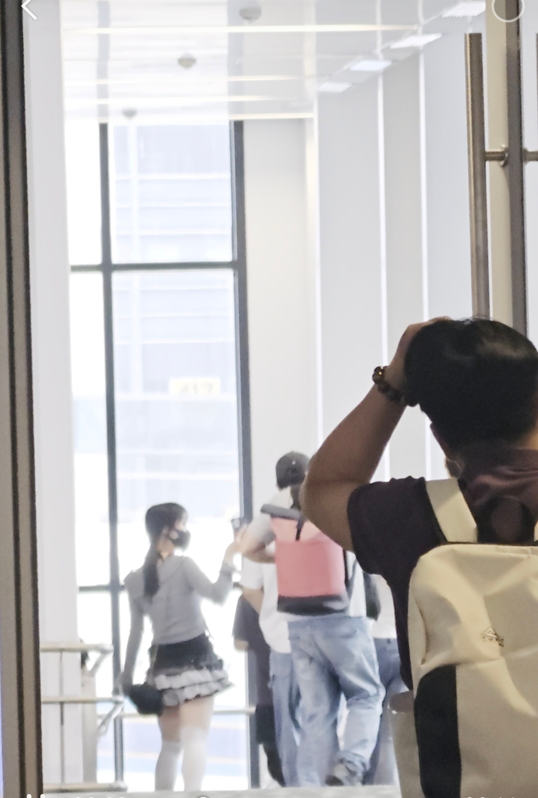 为什么走V呢。这飞机上都这样了。还找路人换座。多恐怖。你去看别人行么。 