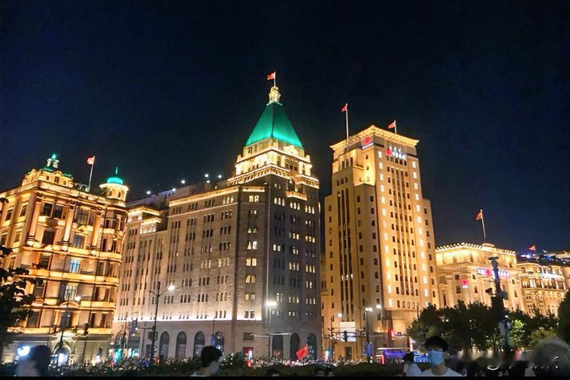 穷人吃饭，争着抢着买单，饭后各奔东西，钱赚不来钱。

富人吃饭，都是提前的安排，