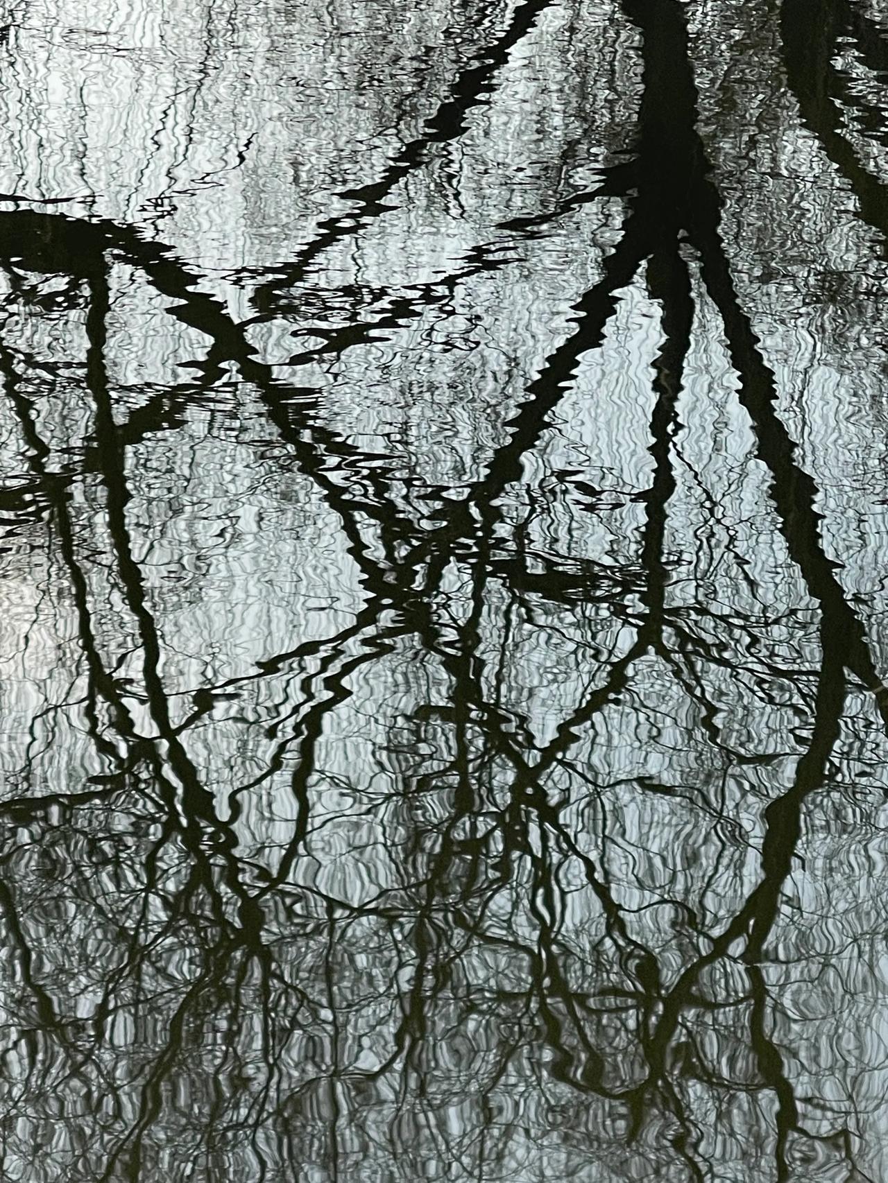 触景伤情痛心生。由来无闲事，最是近水楼。
此情无计可消除，才下眉头却上心头。
此