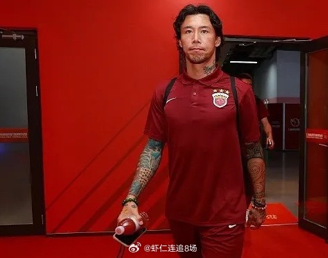 在接受媒体人丛硕鸣专访时，老将张琳芃回顾了自己职业生涯中一些难忘的经历，并介绍了