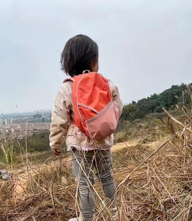 泪目！一对夫妻离婚后，留下一个女儿和丈夫生活。
 
小女孩7岁上学了，父亲为了生