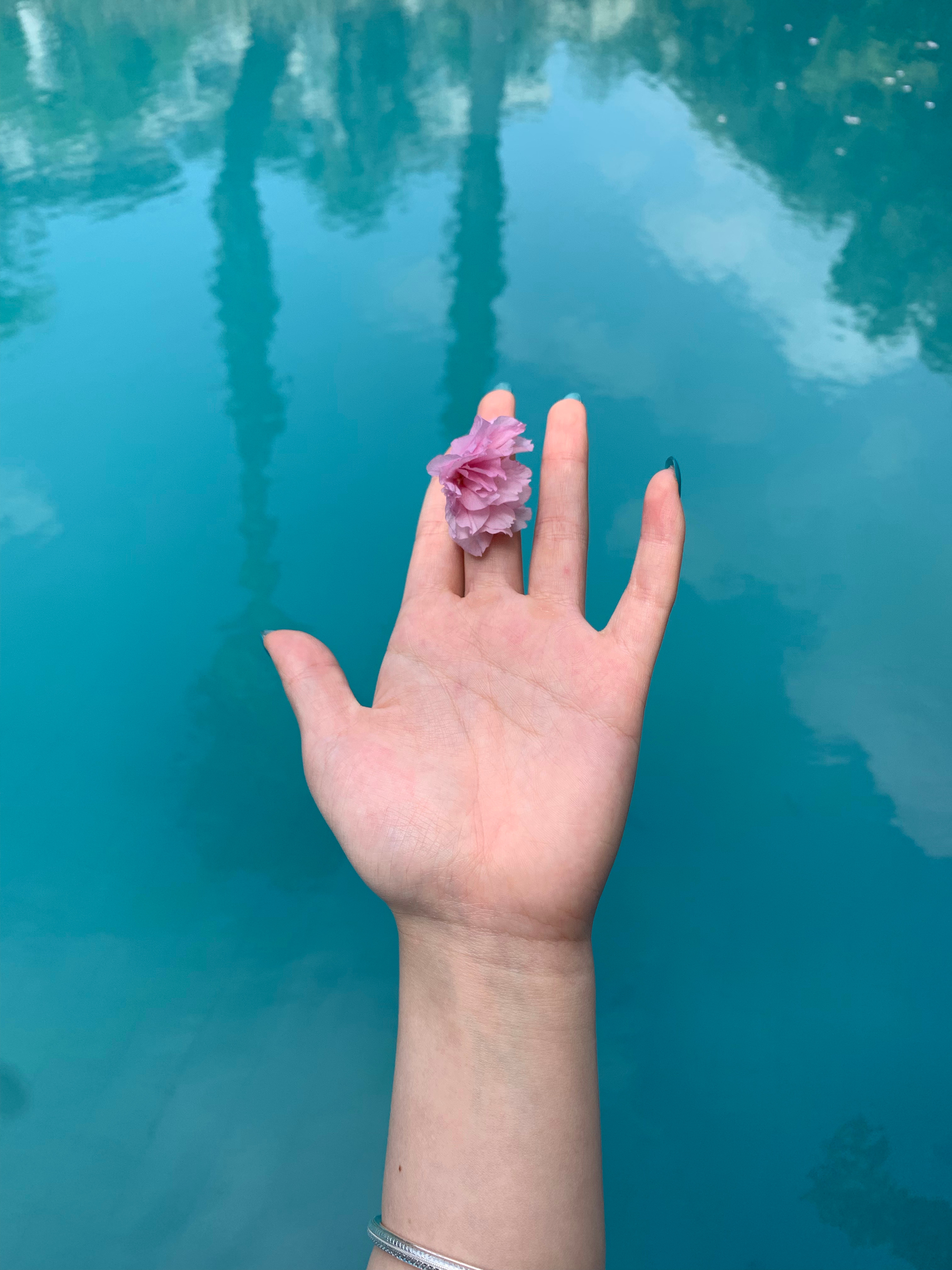 蓬松喷雾使我的头发上出现头皮屑 