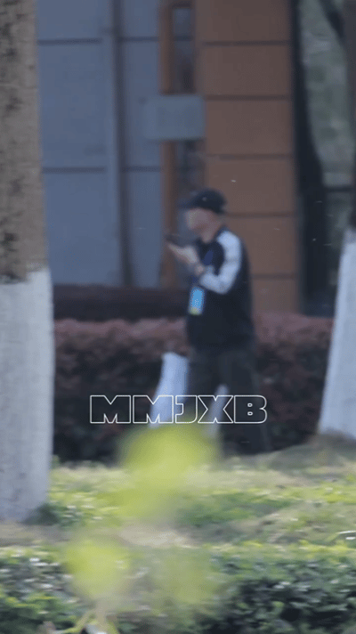 杨指特意到体能室接莎莎下训，和她说拜拜再离开，这么多年，最让人感动的师徒。
亦师