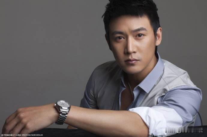 看到这张照片终于明白，为什么上戏两大美女鲍蕾和田海蓉会争抢大帅哥陆毅了。陆毅真的