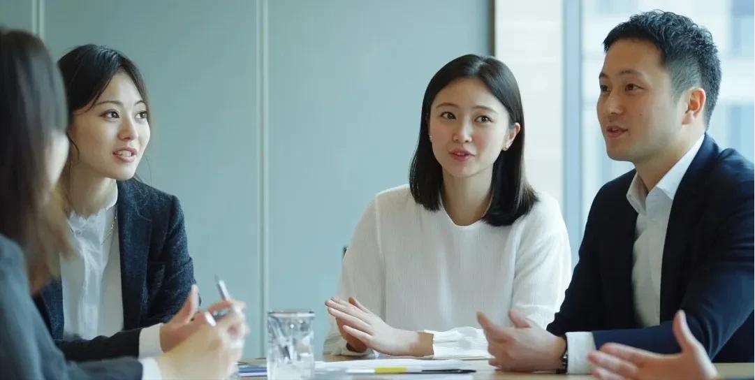 做IT项目销售，做关系，无非就四个字：人、情、世、故！

有没有发现一个扎心的问