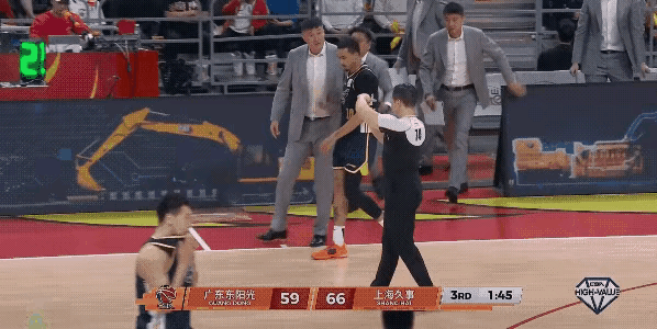 杜峰输急眼了，因为不满意裁判的漏判，对着裁判一顿输出，孙健果断地给了杜峰一个技犯