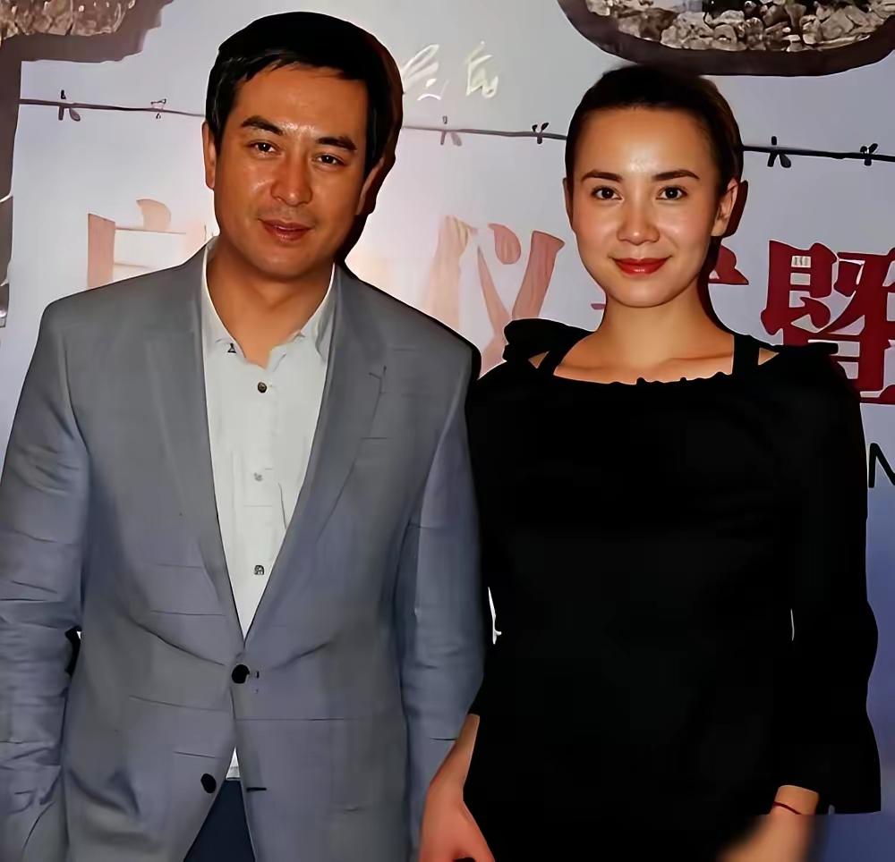 宋佳说，跟张嘉益拍戏，剧组有个不成文的规矩。
​他一到片场不先碰戏也不找导演，先