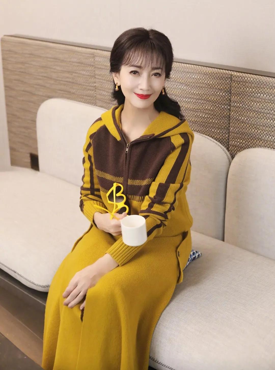 赵雅芝美搭
不得不说，赵雅芝的这身穿搭
给人那种暖又美的既视感
真的真的好赞
就