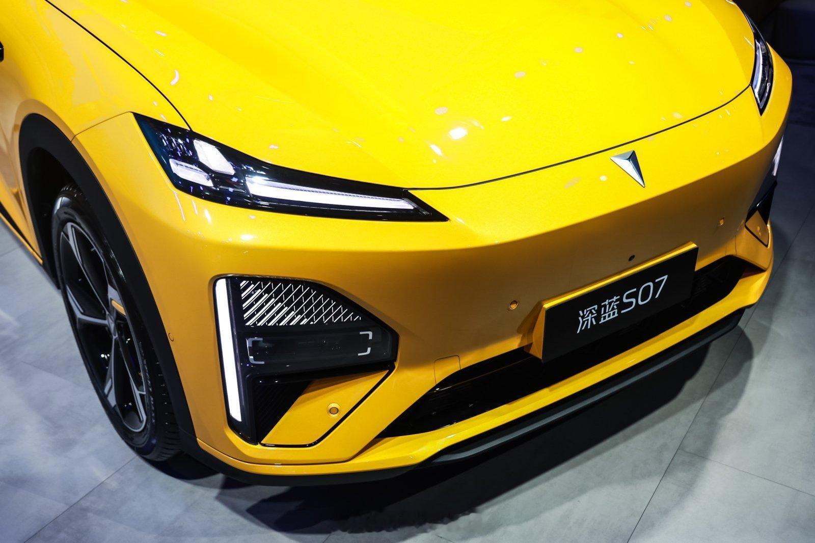 全新深蓝S07 成都车展首发亮相。定位科技智能中型SUV，纯电/增程双造型，车身