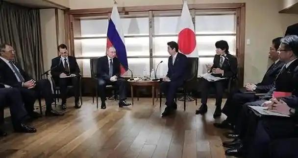 困境缠身主动示好俄罗斯，日本官员赴俄看似解冻企业资产，实则为续命能源，多重枷锁加