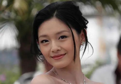 大S走后，卡上只剩42万。看到这个数字，我才突然理解了，为什么家人没有拼命争抚养