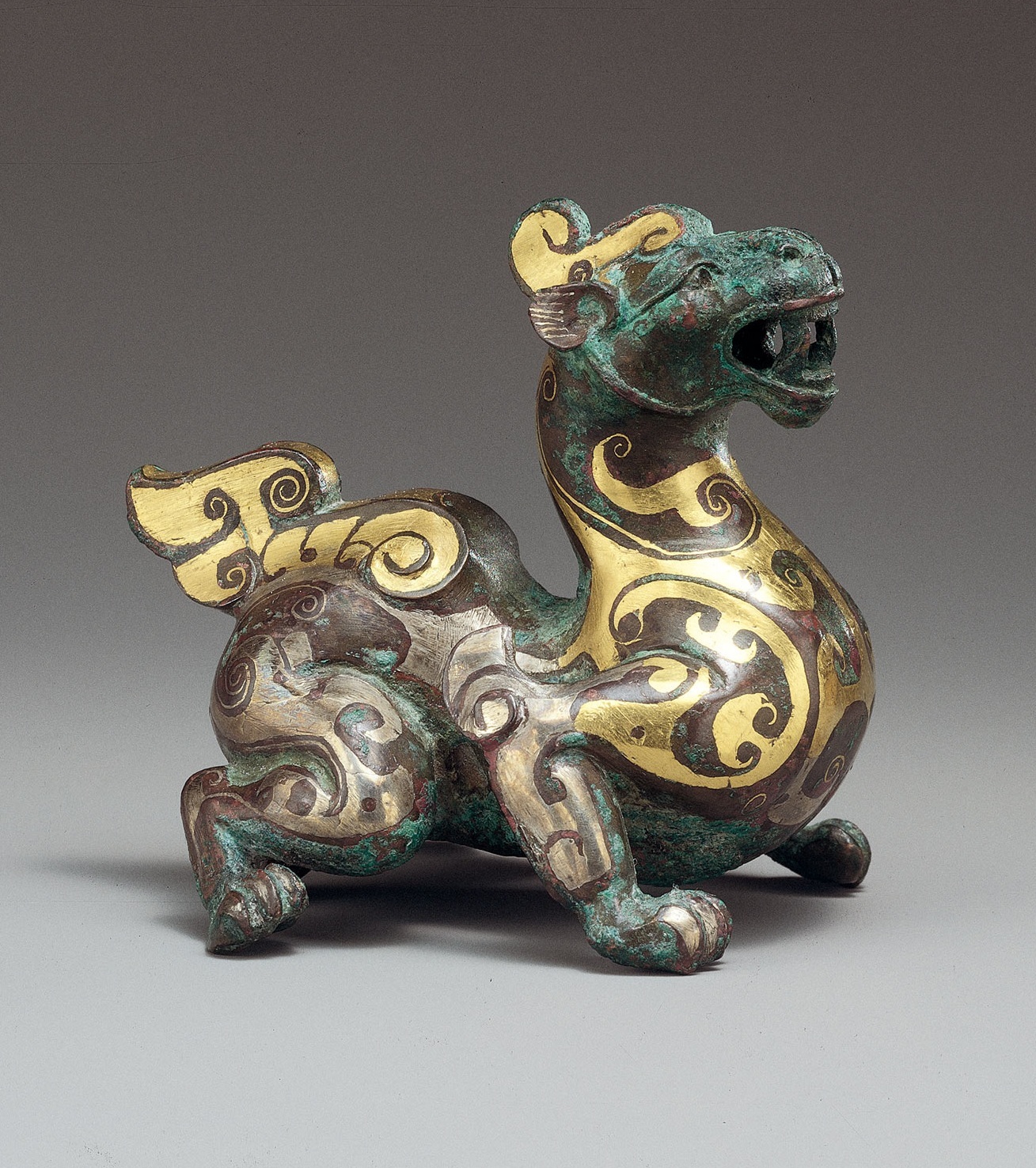 日本美秀美术馆藏西汉错金银辟邪. 高7cm, 长7.2cm的小件精品 