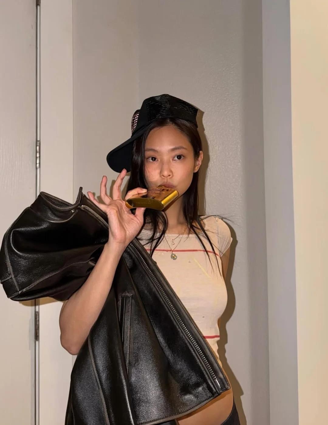 jennie这组到底谁还没存？？？
闪光灯直拍真的封神。
皮衣、墨镜、百T、牛仔
