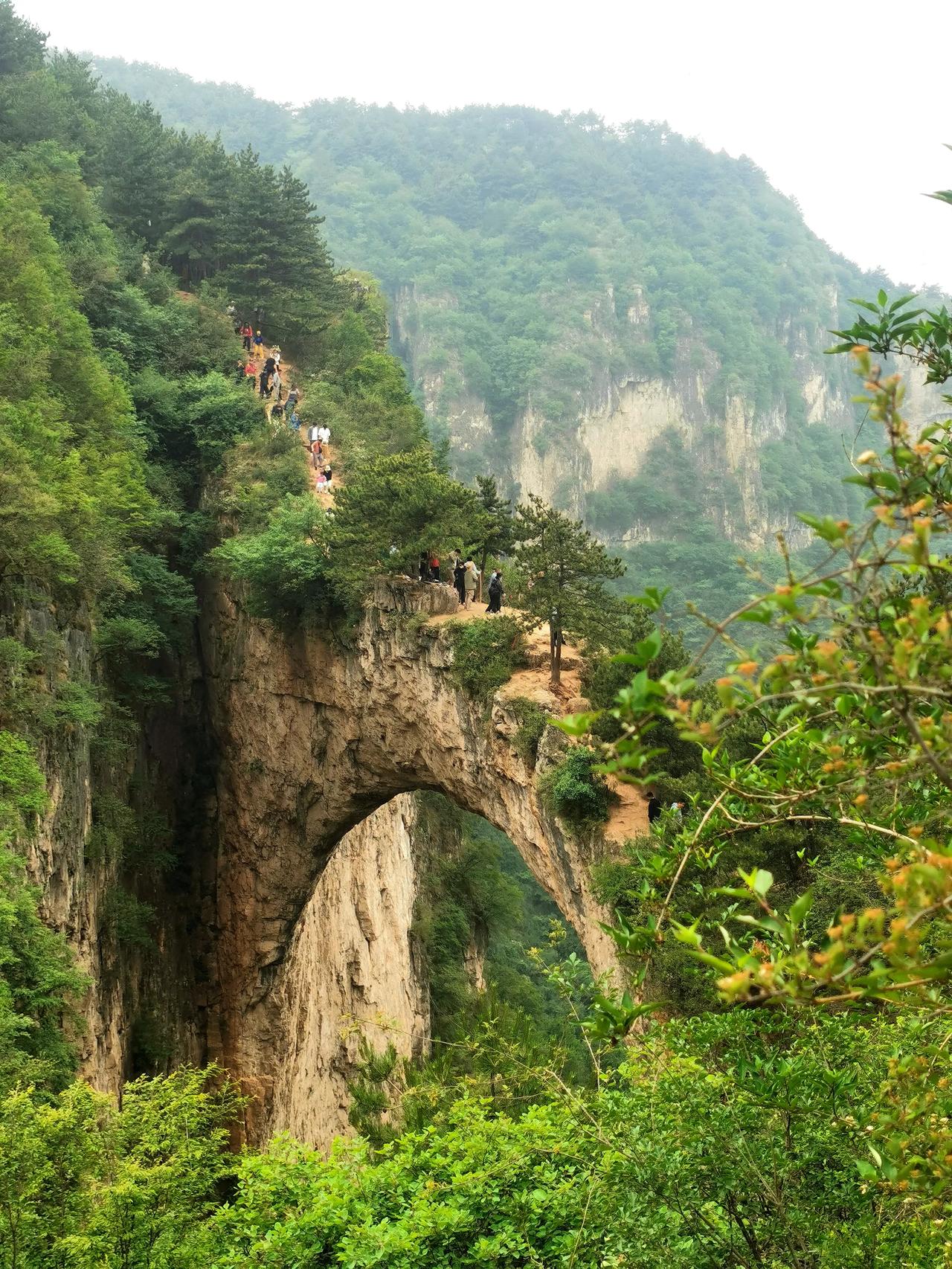 壶关县的鹅屋村，有一座天然岩石拱桥，为一睹其真容，游客纷至沓来。由于是太行山上的