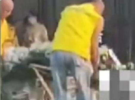 至少是对死者不敬
湖南益阳南县殡仪馆发生不道德的一幕，丧事还在举行中，殡仪馆人员