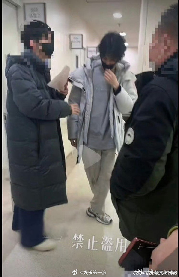 张真源医院看病 网友医院偶遇张真源看病，这是咋了？ 