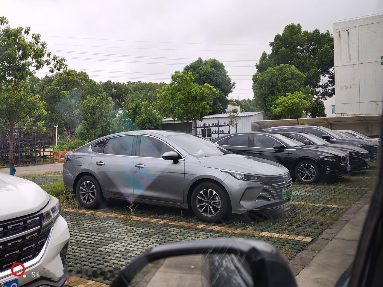 今天在客户的停车场测试了一下比亚迪宋的自动泊车功能，这里的停车场相对我家里正规很