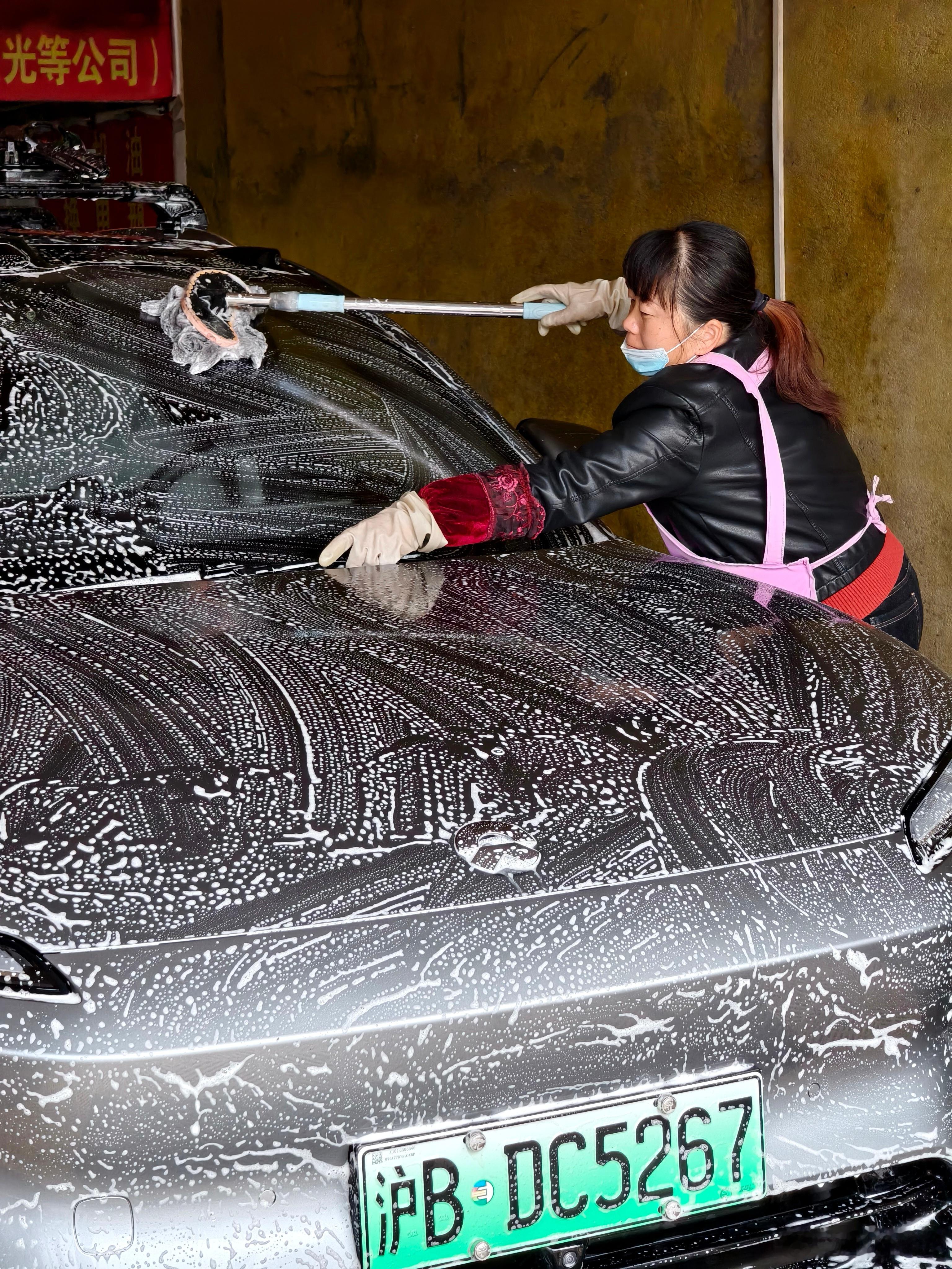 来给蔚来ET5T洗白白啦，等下先干饭再去摘橙子，快乐行程冲呀我和汽车的日常