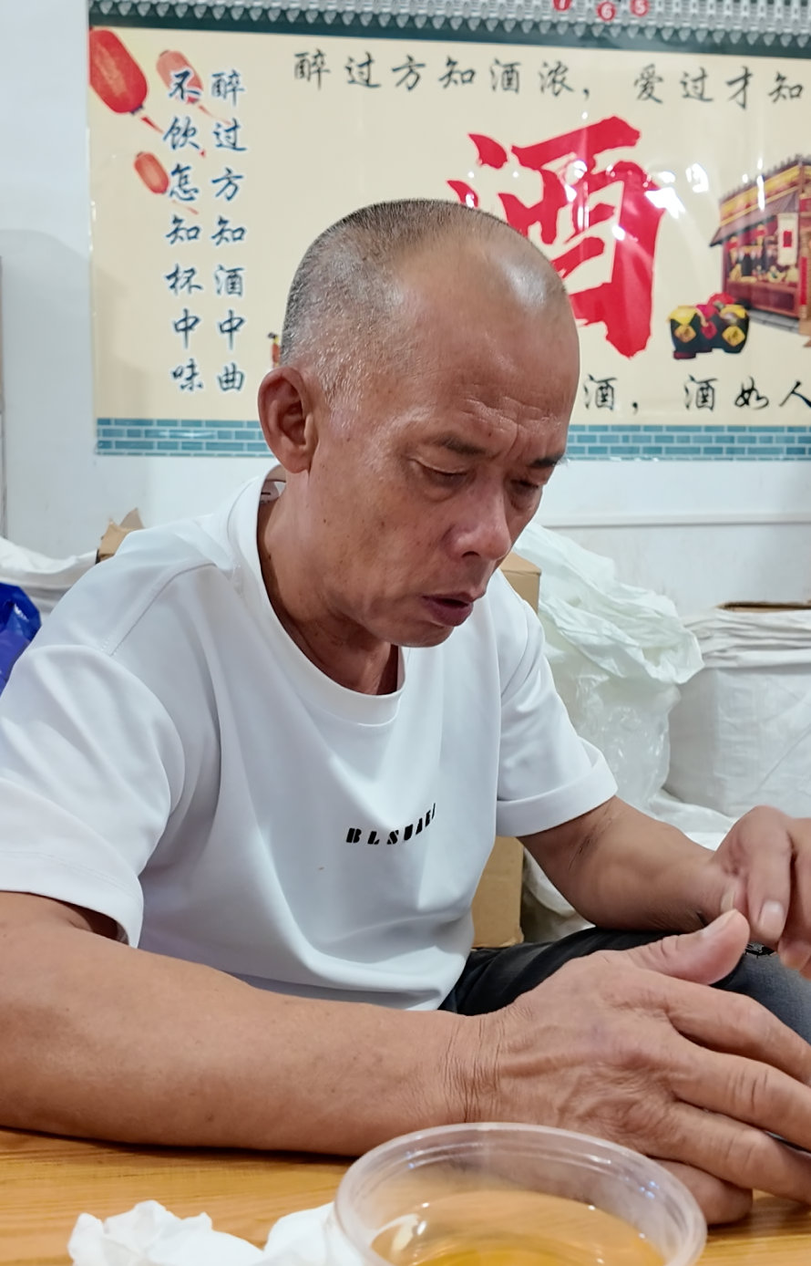 【莫叔说质量搞好了不怕没有生意】 莫叔筹建100多亩养鸡场 10月1日中午，走进