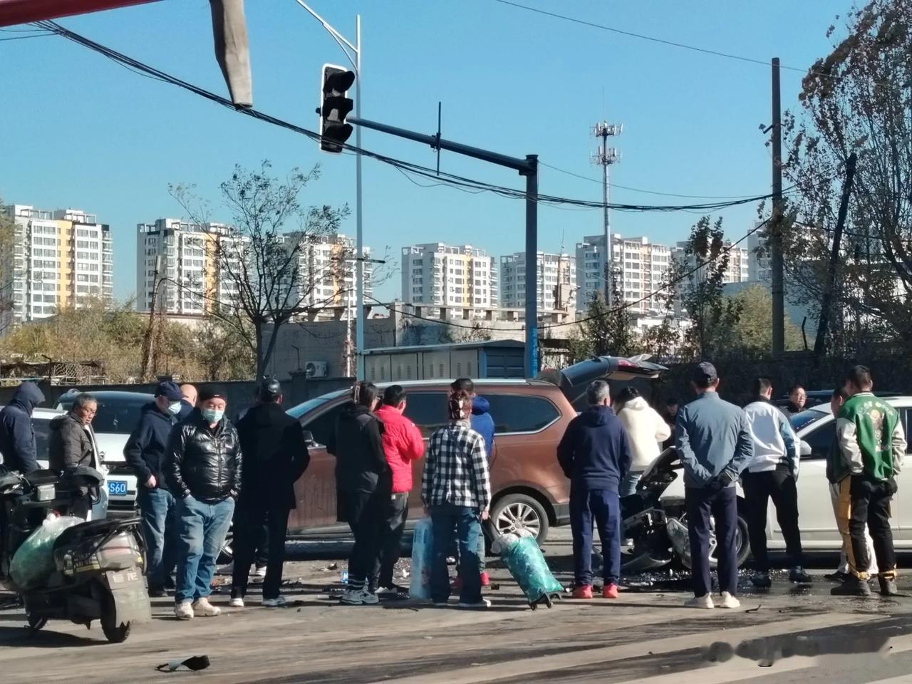 沈阳文大路发生两车相撞事故，交警正在处理
 
就在刚刚，沈阳市文大路上有两车相撞