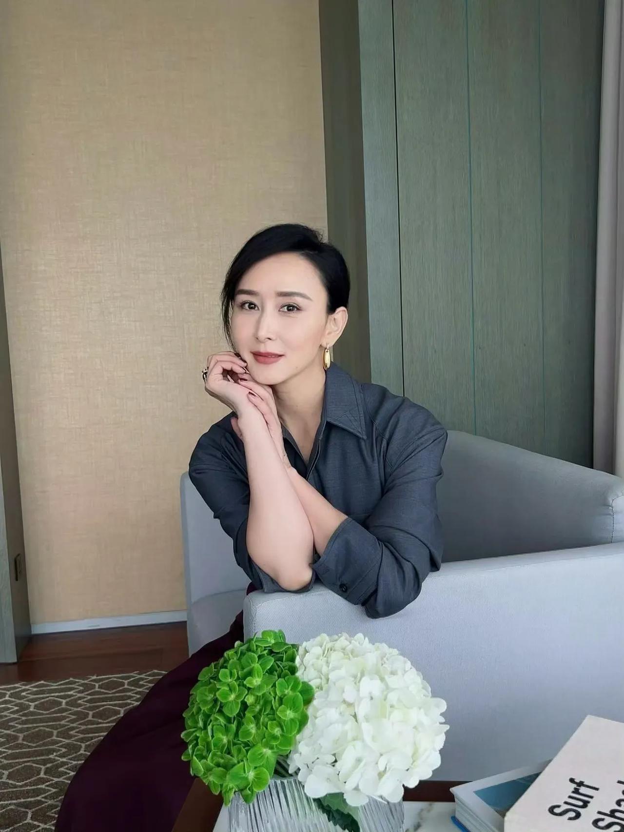 胡静诠释了什么叫端庄大方！一口气发了9张live图，气质超绝！