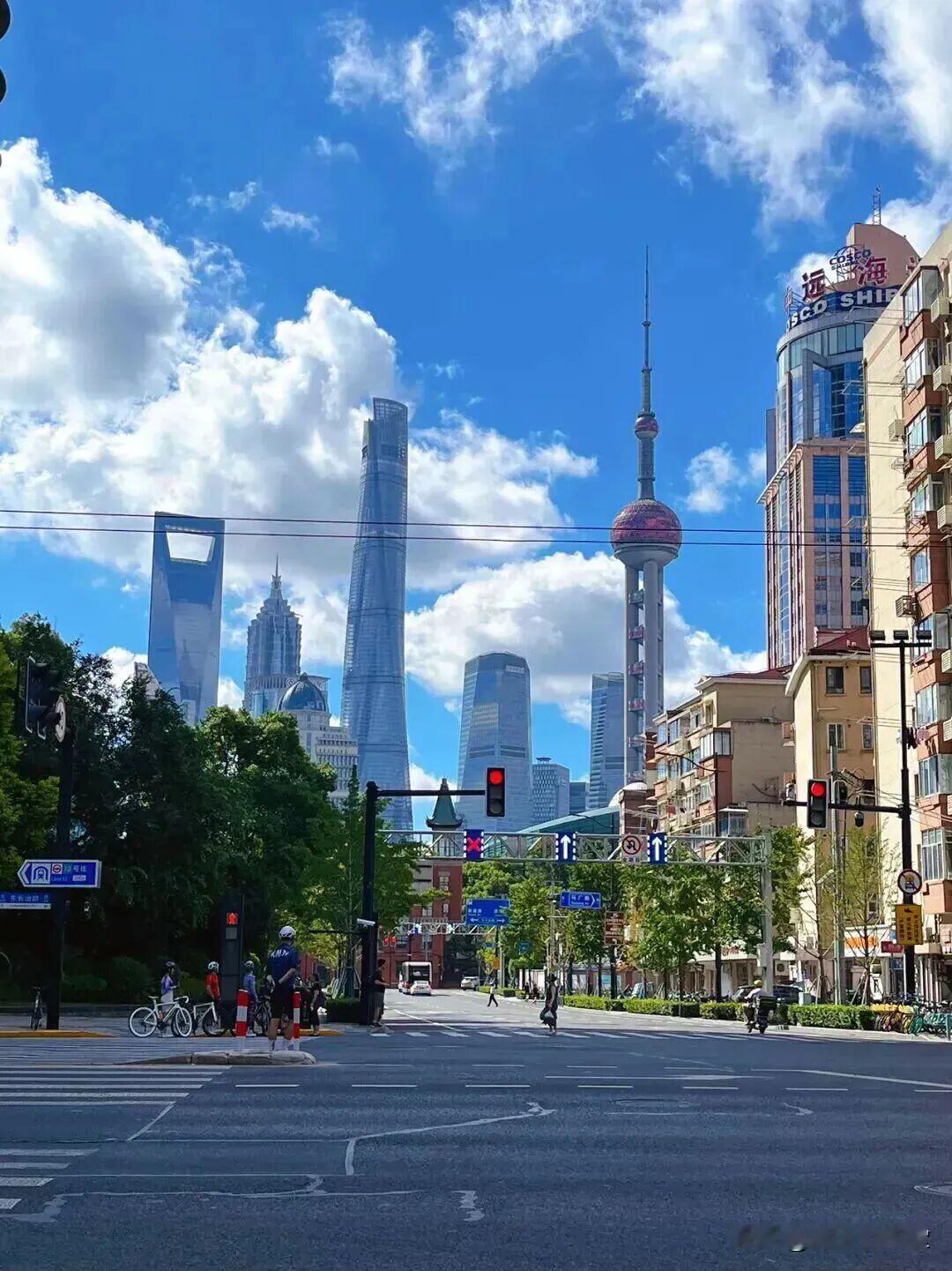 今天一早，上海就细雨如丝，绵绵不绝的。不得不去办公室，批了几份作业，还好。一条批