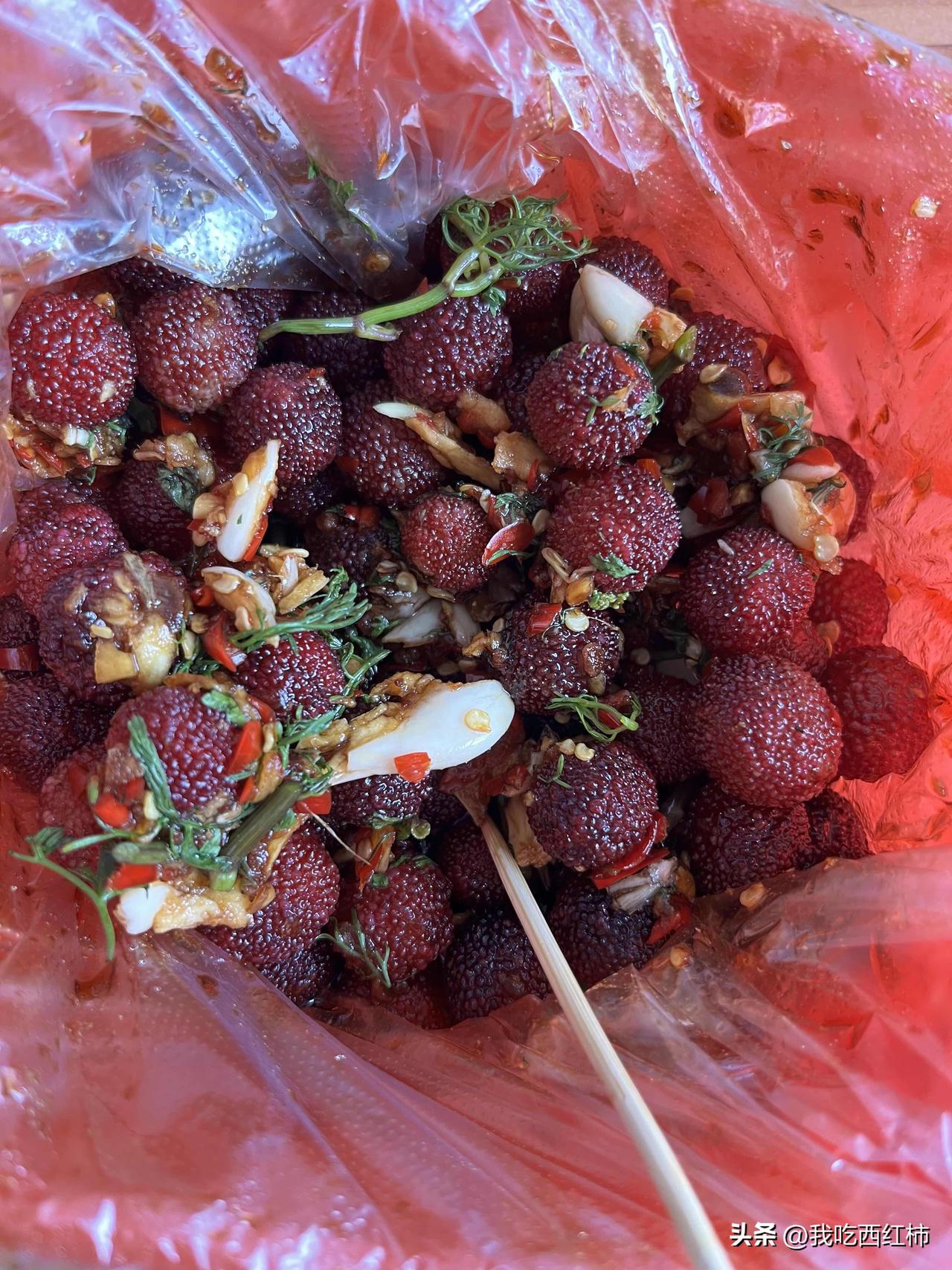 排骨可以不吃，酸嘢杨梅不能没有！哪怕过年涨到60块一斤，也要买来吃一吃，因为这不