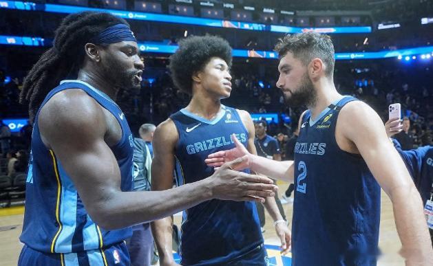 NBA 揭幕战一战成名的球员，骑士队感到后悔，湖人1.3亿花得值。各队完成了揭幕