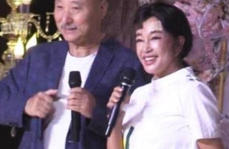 一次，刘晓庆看到陈佩斯，她笑着对身边的人说：这是我大侄子，我是她小姑。但别人根本