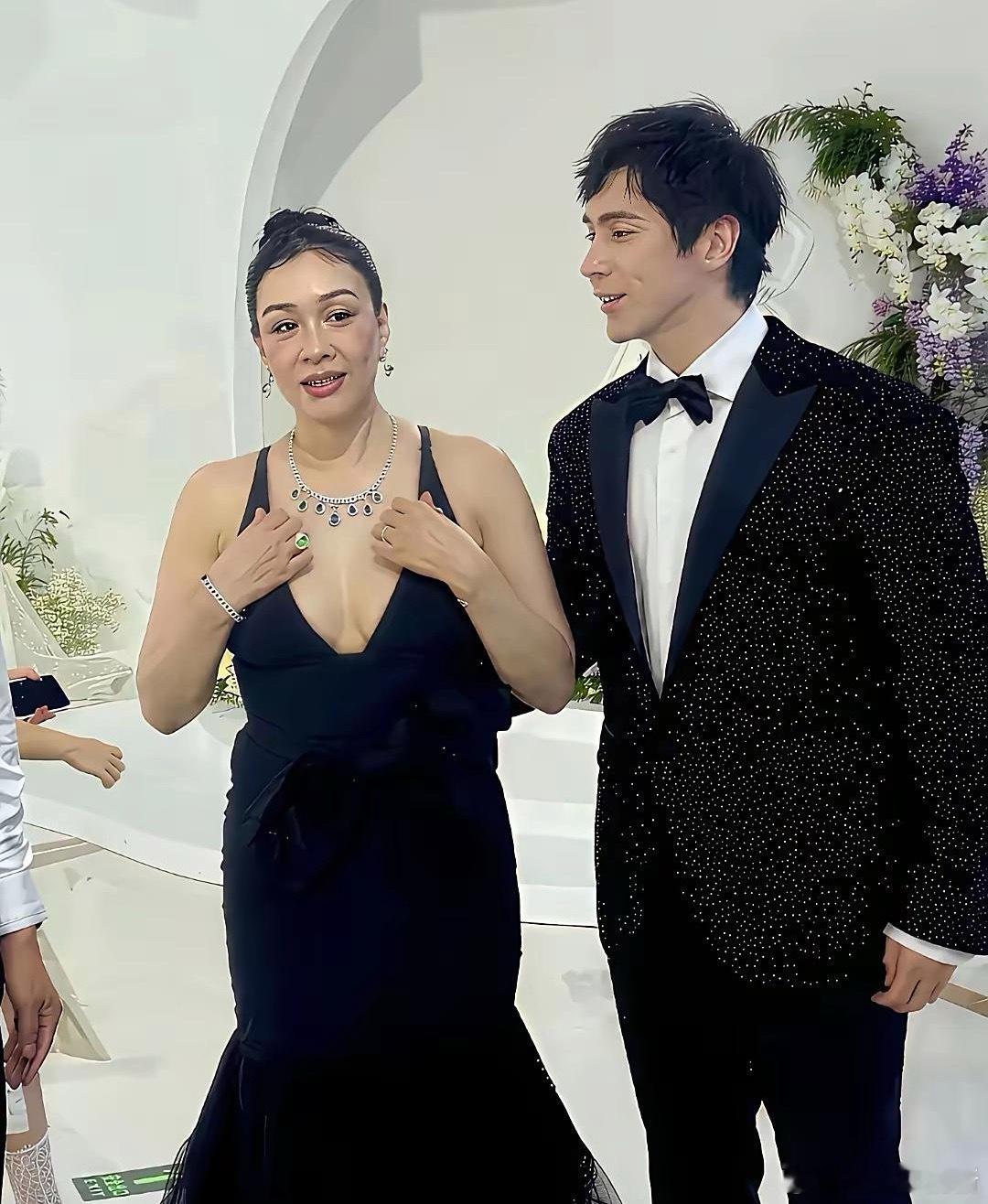 令人佩服的是钟丽缇的丈夫张伦硕，他今年才43岁，以他的条件，完全可以交到很多20