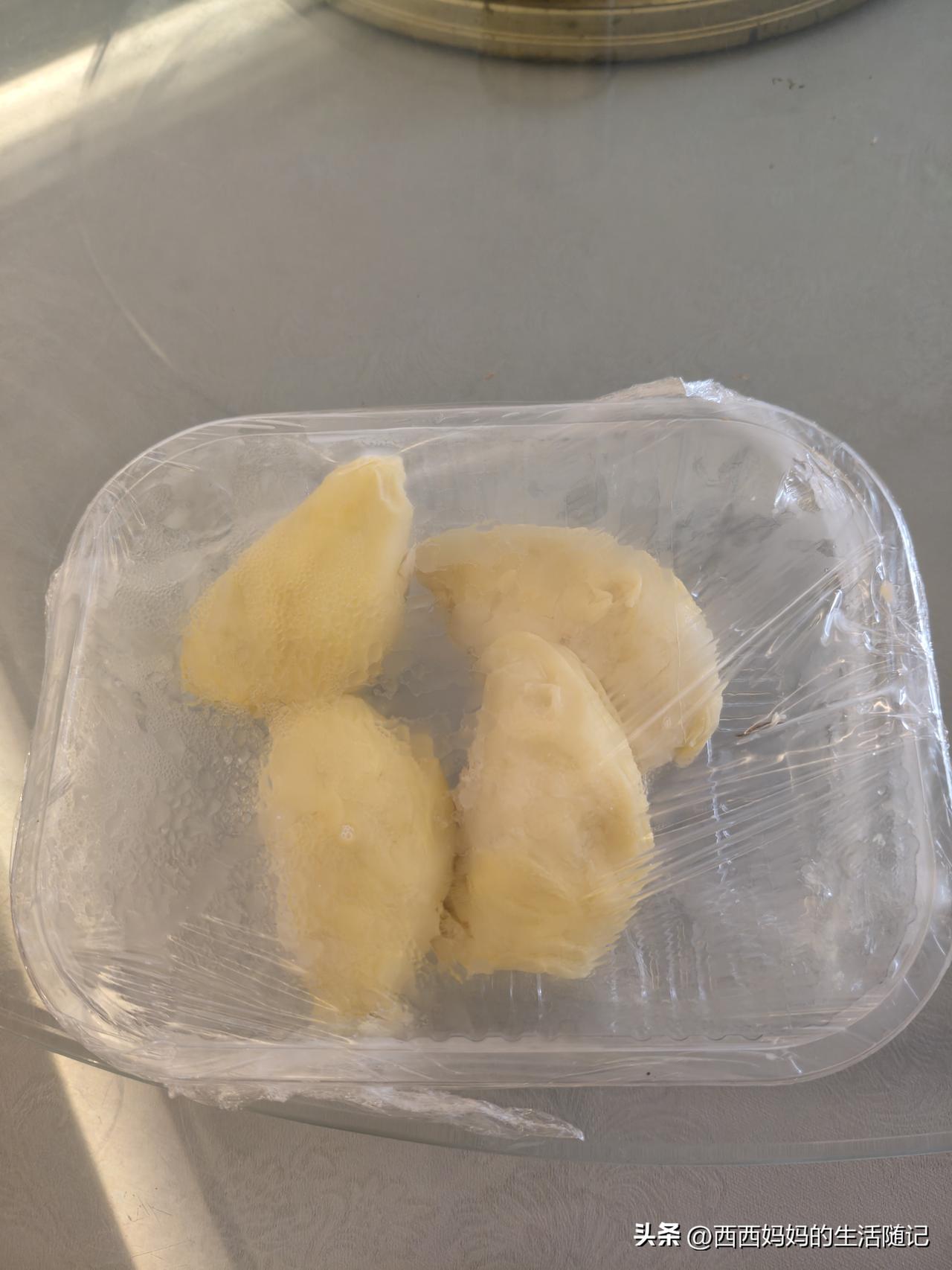 这个榴莲真的是不能多吃啊……

前晚上我只吃了一小块，结果后半夜喉咙就有点疼，早