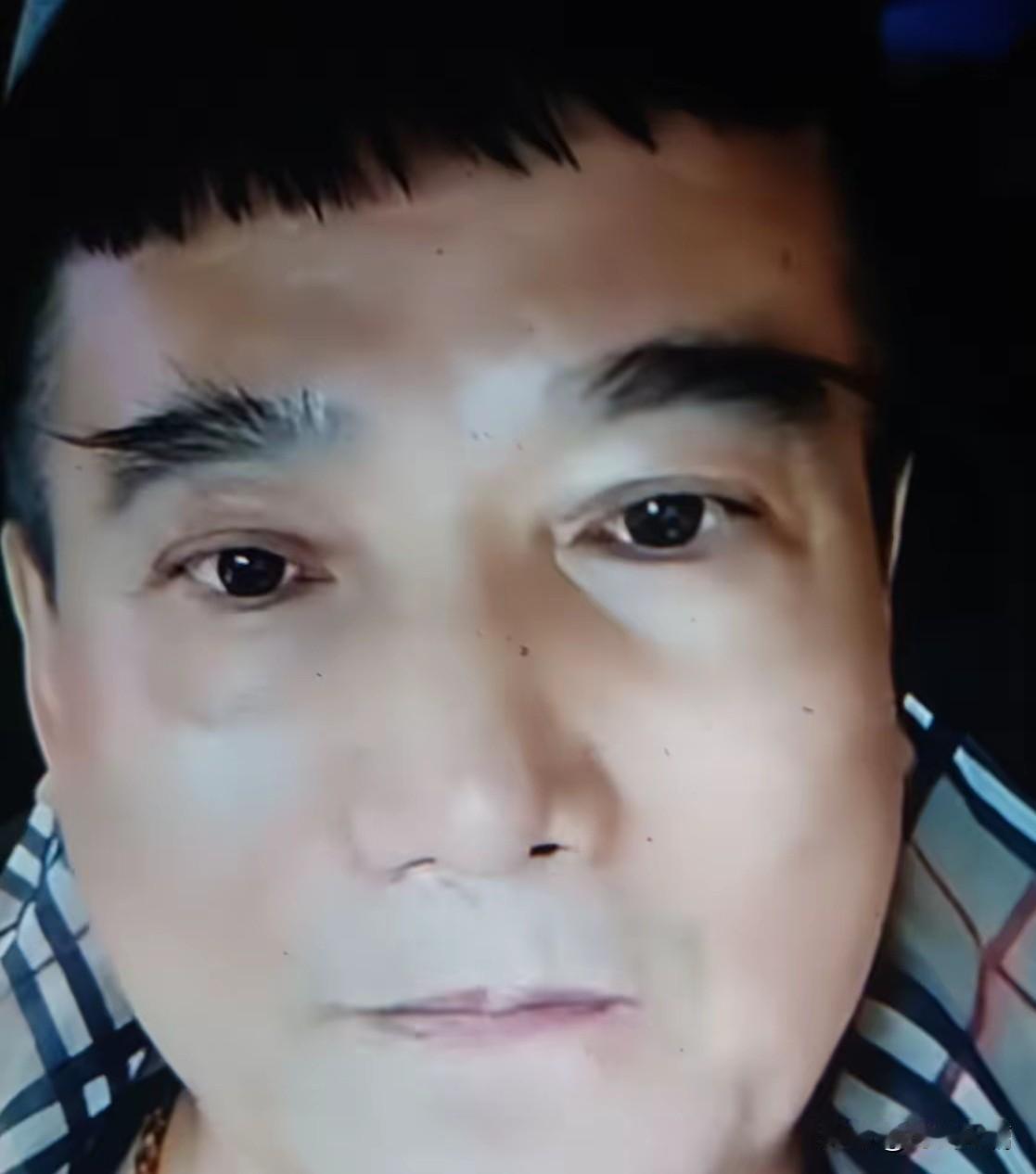 他这张破嘴把他爹的那点关系都得罪完了。

何庆魁的儿子杨树成，在直播间先后把赵本