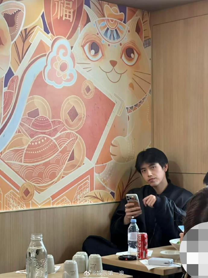 法国吃麻辣烫偶遇陈飞宇被陈飞宇比耶了 网友法国吃麻辣烫偶遇陈飞宇，还被比耶了，素