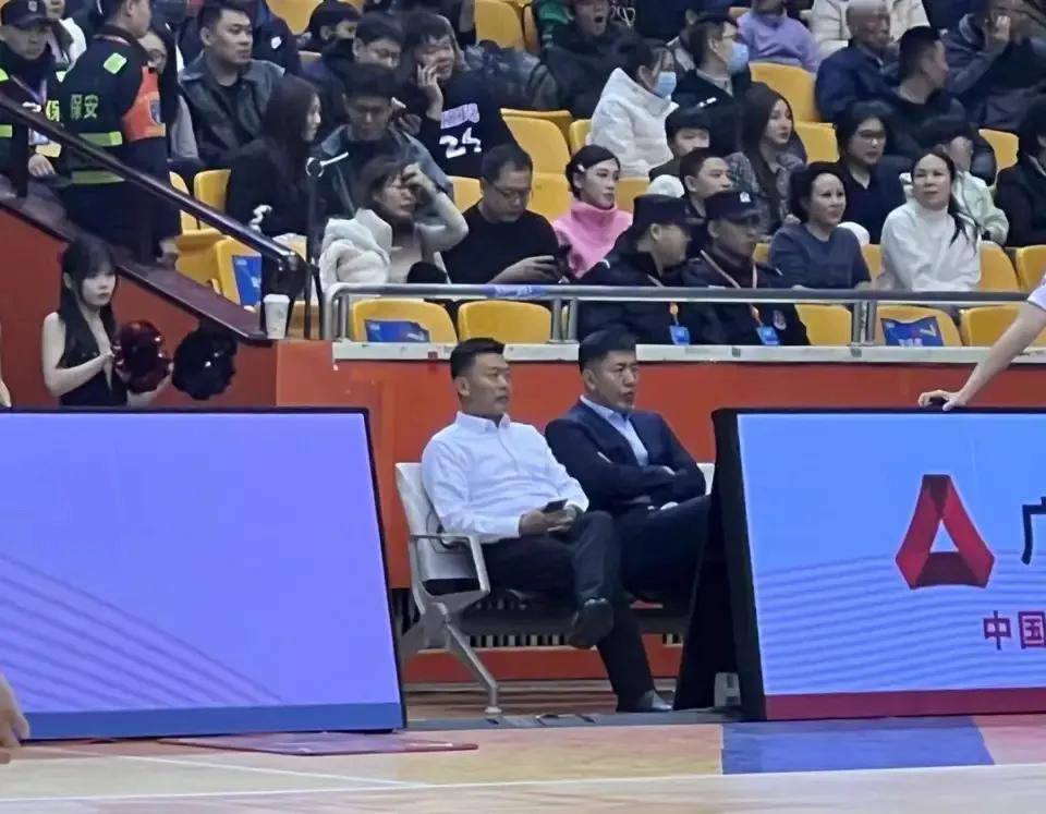 与广厦主场比赛，尚未官宣的新任山东高速篮球俱乐部董事长胡克生低调亮相。新管理层需