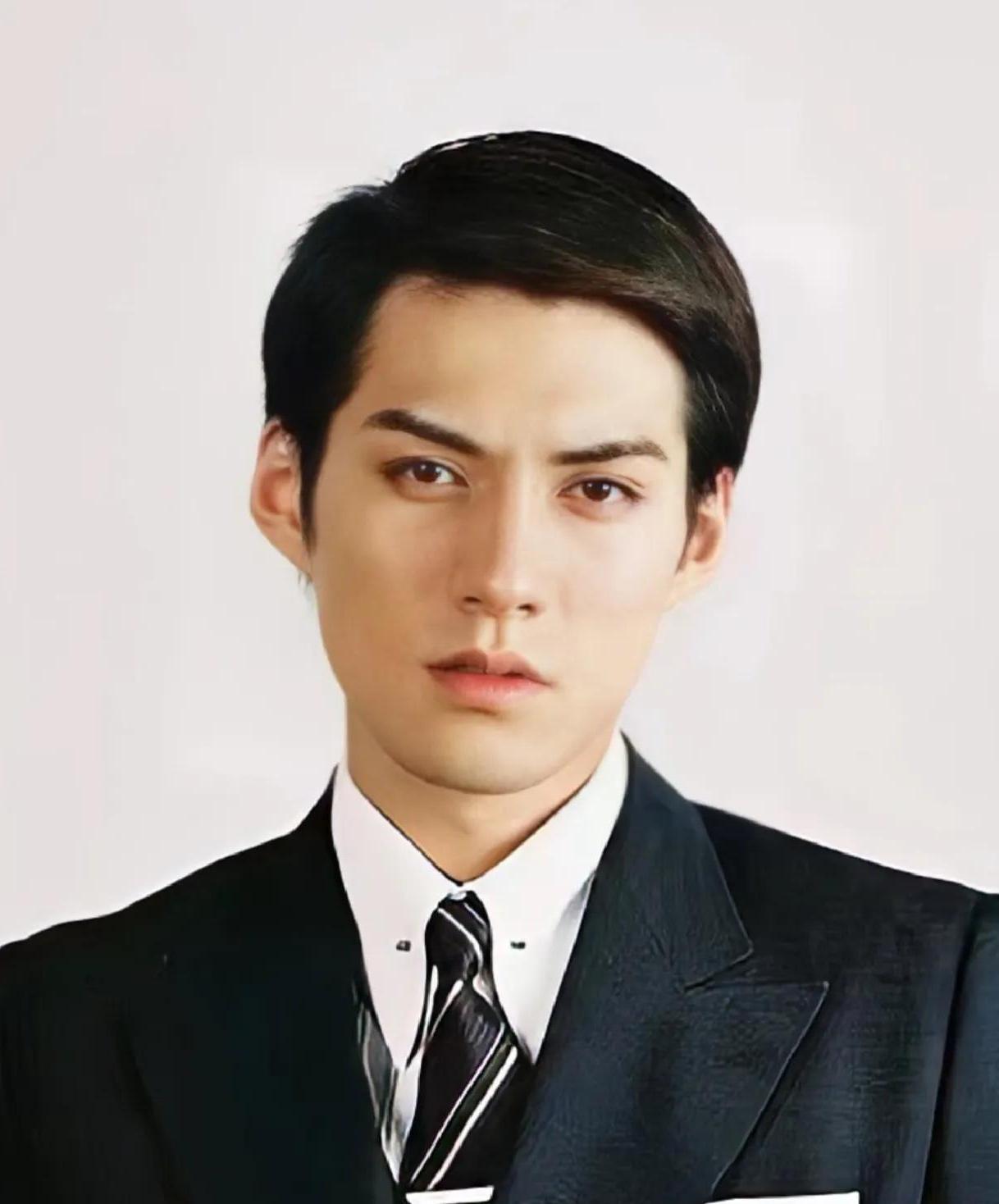 2000年，21岁的严屹宽被上海一个富婆看上，富婆提出用1个亿包养他，日后不用努