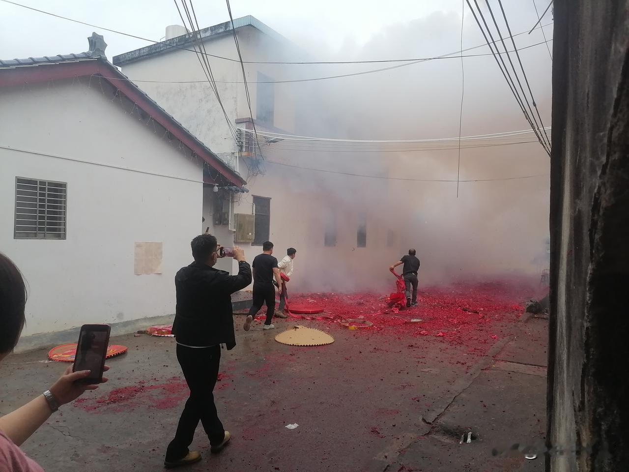 本地特有的“上灯节”，鞭炮打了厚厚的一地，还有舞龙表演，都是年轻的小伙，充满青春