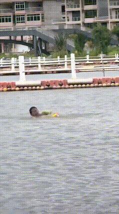 为什么这么浅的水，她就是站立不起来呢？水还没有高过膝盖，水流也不急，基本就是个静