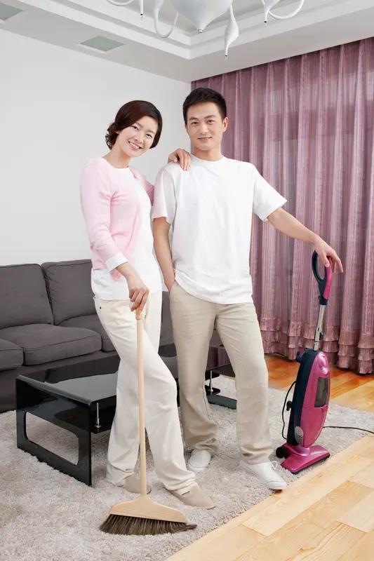 我认为男人应当主动承担家务。如今生活节奏快，男女面临的工作压力大致相同，家是夫妻