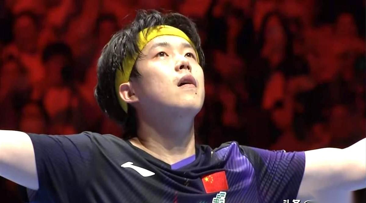 比分牌上那个数字，3比1。
王楚钦站在球台这头，汗顺着头发往下滴。对面那个叫达科