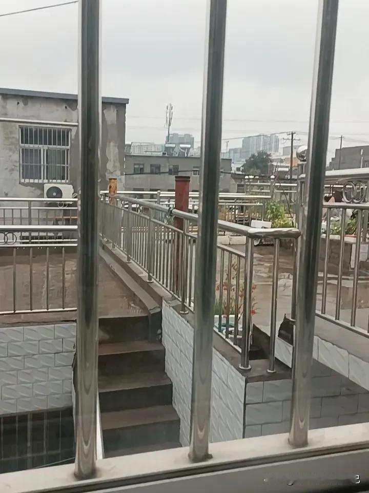 下着蒙蒙细雨无聊的过