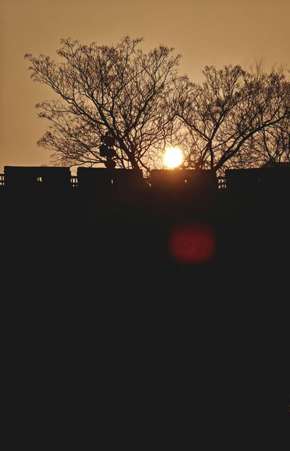 🌅 古城墙驮着落日的余温，把现代楼宇的影子，揉进了湖水的褶皱里，光阴在此刻，成