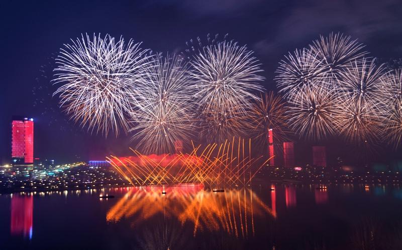 8 点整，地点定在了浏阳河畔的烟花广场。这里视野开阔，是观赏烟花的绝佳位置。
为