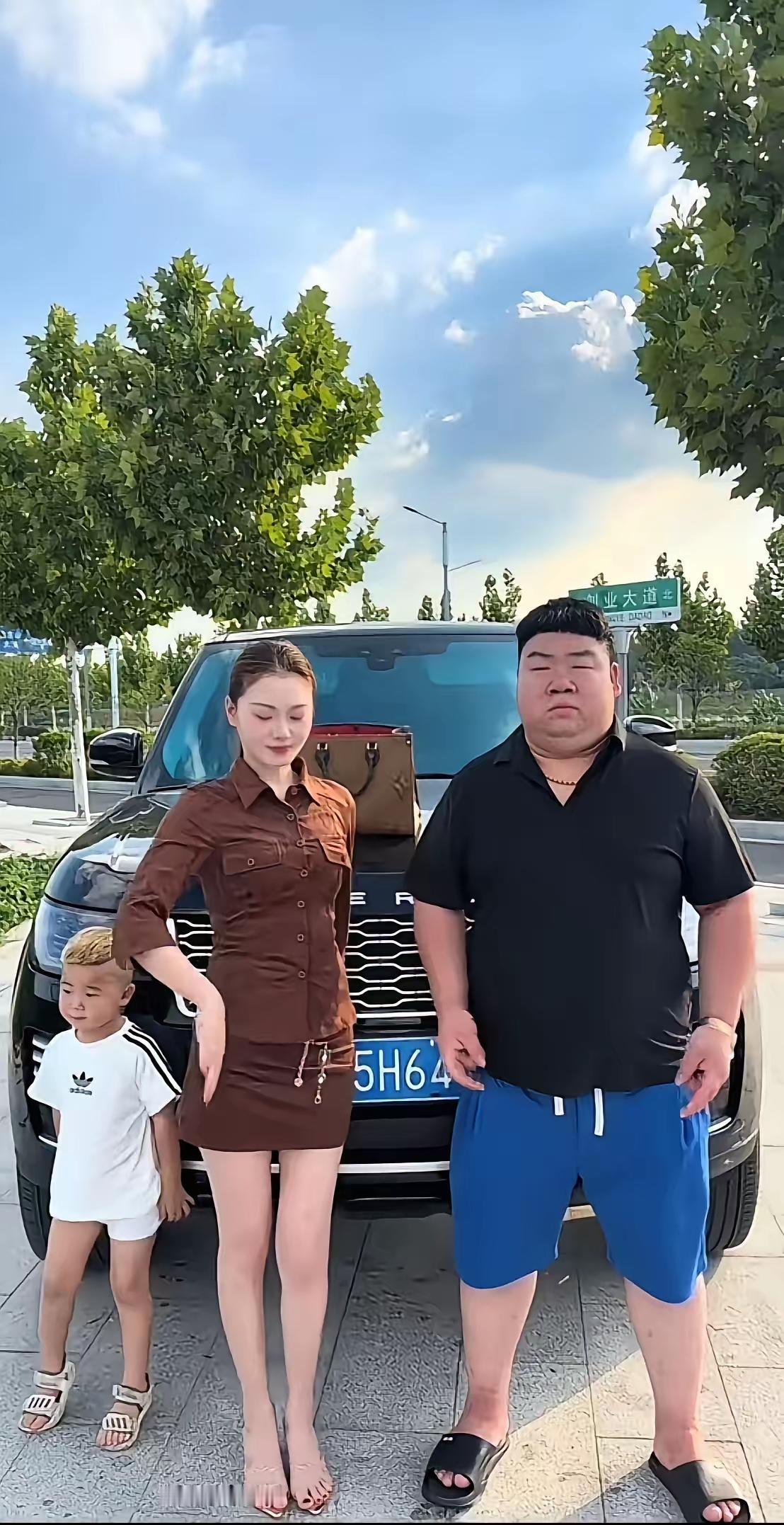 这一家三口纯纯地拉仇恨！
太过高调了吧？
小心引起众怒！
豪车加名牌包，漂亮媳妇