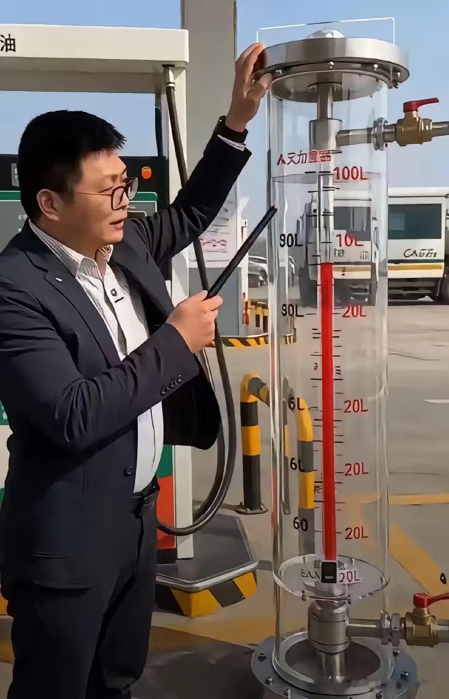 解决油价贵的办法：
1、研发烧油少的发动机，100公里不要超过2升油
2、研发永