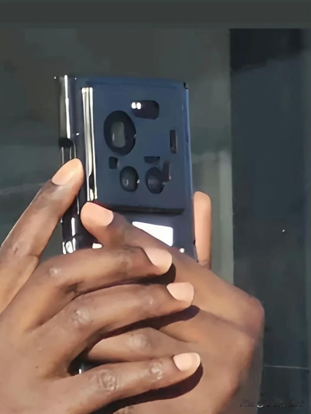 疑似小米17 Ultra手机原型照片曝光:后置矩形阵式镜头模组？

近日，有数码