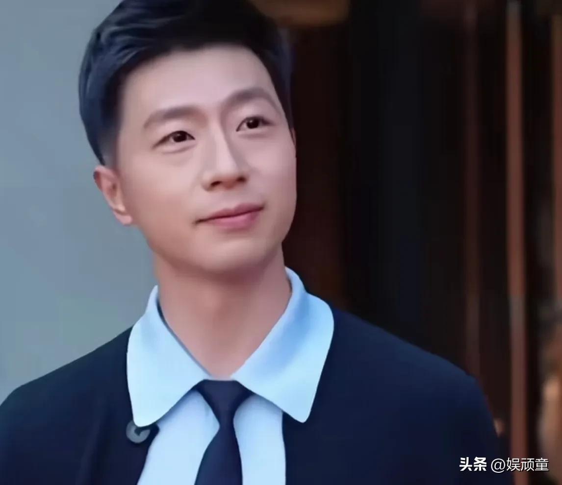 马龙:你们是欺负我不关注娱乐圈吗？
马龙出席活动，两边坐着倪妮、井柏然，井柏然旁