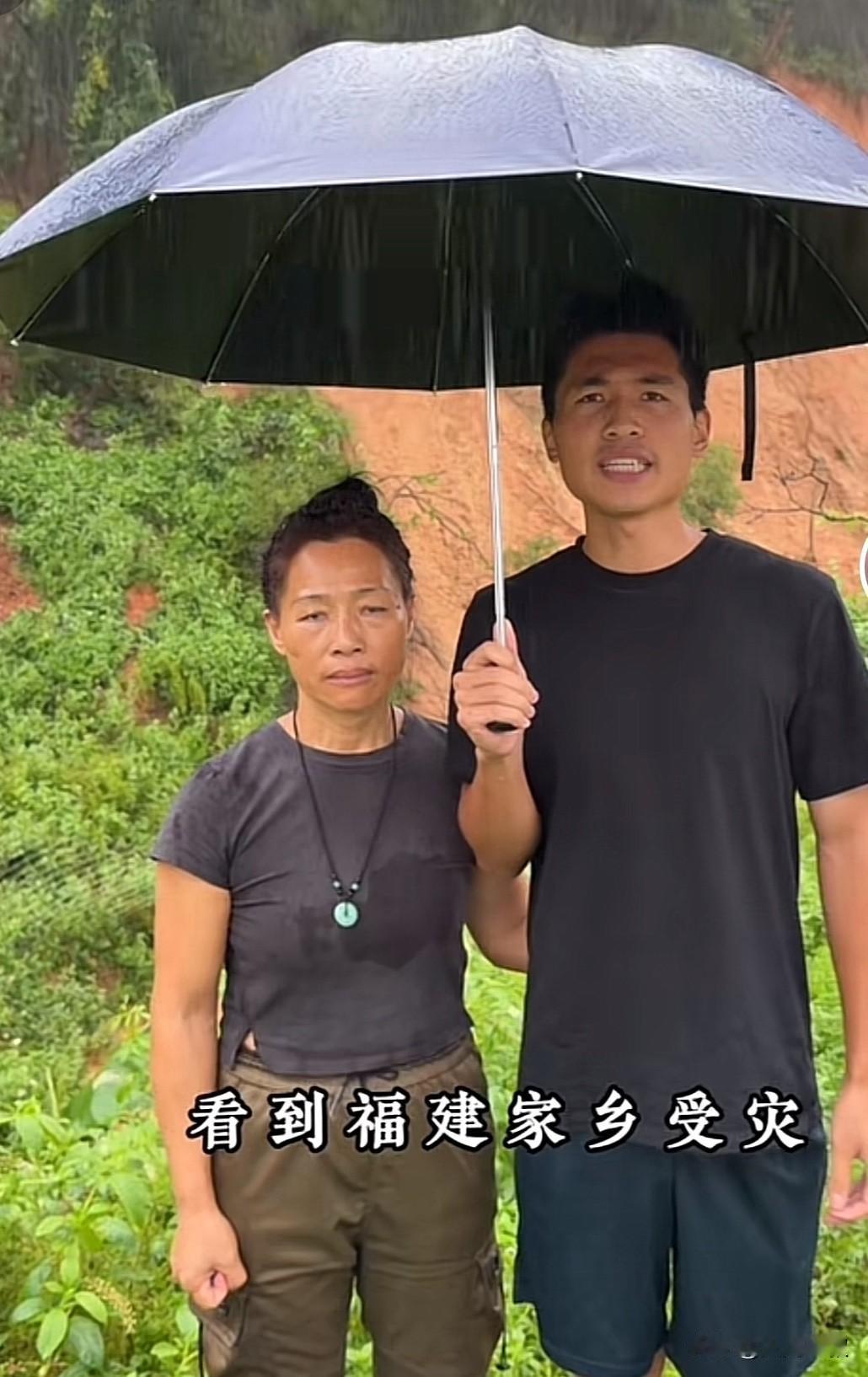 海军真是好样的！福建家乡台风，海军一下捐出了3万。

熟悉他的网友都知道，他家里
